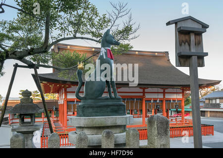 Fox (Kitsune) Statue vor Gai-Haiden (äußere Halle der Anbetung), Fushimi Inari-Taisha-Shinto-Schrein, Kyoto, Japan Stockfoto