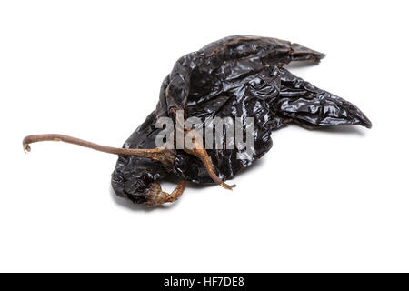 Getrocknete schwarze Pasilla Chilipfeffer isoliert auf weißem Hintergrund. Stockfoto