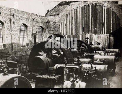 Dieses Bild aus den Europeana-Sammlungen zeigt ein zerstörtes Elektrowerk in Czernowitz während des Ersten Weltkriegs, das die Zerstörung der Infrastruktur im Krieg widerspiegelt. Es ist ein Beweis für die verheerenden Auswirkungen des Krieges auf die zivile Industrie. Stockfoto