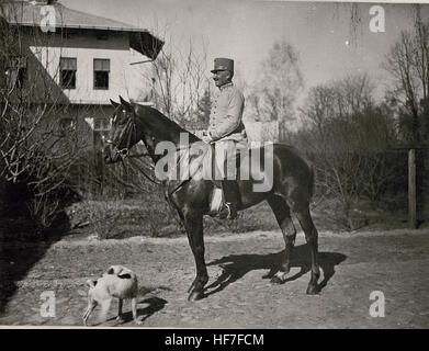 Diese historische Fotografie aus den Europeana-Sammlungen zeigt ein Bild des Ersten Weltkriegs, aufgenommen in den Jahren 1917 und 1918, mit einer Figur des deutschen Militärs, die zur Kartierung und Vermessung des Krieges beiträgt. Stockfoto