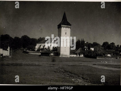 Dieses Foto aus Europeana Collections zeigt die Nagydemeter Kirche während des Ersten Weltkriegs und erfasst die architektonischen Merkmale der Kirche unter den Kriegsbedingungen dieser Zeit. Es spiegelt den Kontrast zwischen religiösen Stätten und den andauernden Kriegsanstrengungen wider und dokumentiert die Auswirkungen des Krieges auf europäische Städte. Stockfoto