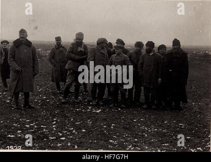 Dieses historische Foto zeigt Pferdeführer aus der ukrainischen Region während des Ersten Weltkriegs, die aus den Europeana-Sammlungen stammen. Sie hebt die Rolle der Tiere bei militärischen Operationen während des Krieges hervor. Stockfoto