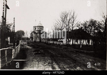 Dieses historische Bild aus den Europeana-Sammlungen zeigt eine Straße in Pawlowieczi und eine Kirche während des Ersten Weltkriegs. Das Foto ist Teil einer Sammlung, die die Ereignisse und Orte des Krieges von 1914 bis 1918 dokumentiert. Stockfoto