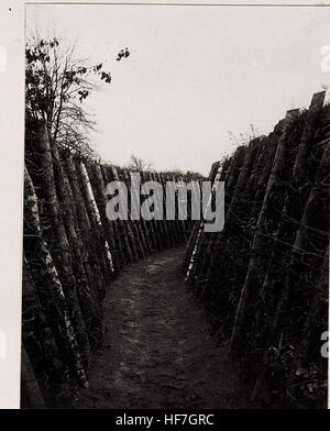 Dieses historische Bild aus dem Ersten Weltkrieg zeigt den Laufgraben L, der zur Position des 18. Infanterieregiments führt. Das Bild ist Teil der europäischen Kriegssammlung, die die militärischen Kartierungsbemühungen während des Konflikts von 1914-1918 veranschaulicht. Stockfoto