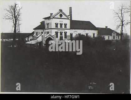 Dieses historische Foto ist Teil der Europeana Collections und nimmt einen Moment aus dem Ersten Weltkrieg auf. Das Bild, gekennzeichnet durch die Nummer Dolyobyzwo 15695721, zeigt kriegsbezogene Vermessungsaktivitäten der Kriegsvermessung Abt. 4, eine Abteilung, die für die Kartierung militärischer Gebiete während des Krieges zuständig ist. Es handelt sich um eine wichtige visuelle Aufzeichnung von Kriegsoperationen. Stockfoto