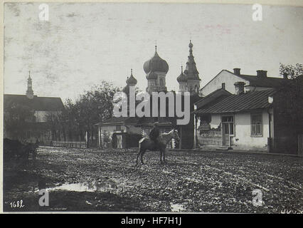 Dieses Foto aus dem Ersten Weltkrieg zeigt einen Blick auf die russische Kirche in Hrubiszów, Polen, die Teil der Europeana-Sammlungen ist. Das Bild spiegelt die Kriegsatmosphäre und die strategische Bedeutung von Orten während des Konflikts wider. Stockfoto