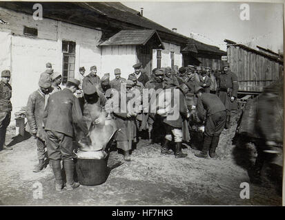 Dieses Bild aus dem Ersten Weltkrieg zeigt Kriegsgefangene und zurückkehrende Soldaten an der russischen Front. Die Abbildung zeigt die Auswirkungen des Krieges auf Soldaten und ihre Rückkehr aus der Gefangenschaft, die in den frühen Stadien des Krieges erfasst wurden. Stockfoto