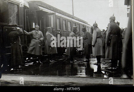 Dieses Bild aus der Zeit des Ersten Weltkriegs mit dem Titel *Frontbesuche hoher kommandierender Offiziere und der Monarchen am russischen Kriegsschauplatz* zeigt Militärführer an der Ostfront. Es ist eine bedeutende historische Aufzeichnung, die Einblicke in die Beziehungen zwischen Militärführern und ihren Besuchen während des Krieges bietet. Stockfoto