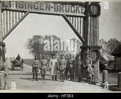 General von Linsingen posiert während des Ersten Weltkriegs auf der nach ihm benannten Brücke. Das Bild ist Teil der Europeana-Sammlungen und hebt den militärischen und historischen Kontext der Epoche hervor. Seine Rolle im Krieg und militärische Vermessungsbemühungen sind für die Fotografie von zentraler Bedeutung. Stockfoto