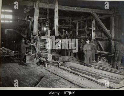 Dieses Bild aus den Europeana-Sammlungen zeigt die Holzbearbeitung im winterlichen Galicien während des Ersten Weltkriegs. Es gibt einen Einblick in das tägliche Leben und die Arbeit während des Krieges und unterstreicht die Rolle des Handwerks in der Region. Stockfoto