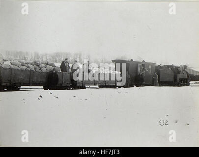 Diese historische Fotografie aus dem Ersten Weltkrieg zeigt militärische Aktivitäten in Galicien, wobei Soldaten für Kriegszwecke Kartografie und Vermessung betreiben. Das Bild gehört zu den Europeana Collections und gibt Einblicke in die militärische Logistik während des Ersten Weltkriegs. Stockfoto