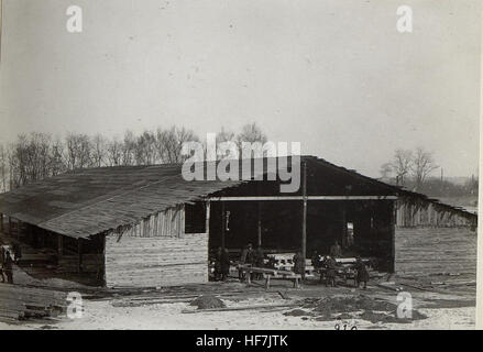 Dieses historische Foto aus „Europeana Collections“ zeigt Holzbearbeitungsoperationen der österreichisch-ungarischen Armee während des Ersten Weltkriegs in Dorohusk, die die industriellen Bemühungen des Krieges im Konflikt widerspiegeln. Stockfoto
