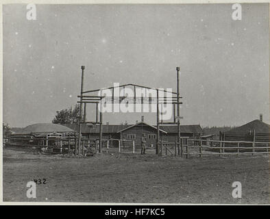 Dieses Bild aus der Sammlung „Kriegsalbum 95“ fängt einen bedeutenden Moment aus dem Ersten Weltkrieg ein und bietet einen Einblick in die Bedingungen des Ersten Weltkriegs. Das Foto zeigt das tägliche Leben und die Kämpfe der Soldaten während des Konflikts. Stockfoto