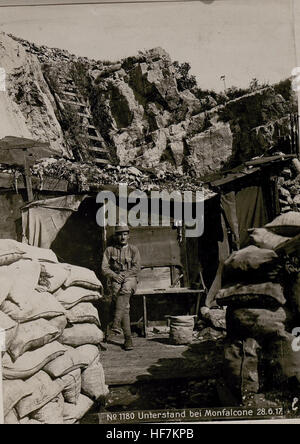 Dieses Bild, das Teil der Europeana-Sammlungen 1914–1918 ist, zeigt Soldaten in Monfalcone während des Ersten Weltkriegs. Das Foto fängt einen historischen Moment an der italienischen Front ein und zeigt die militärischen Aktivitäten und die Landschaft der Epoche. Stockfoto