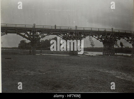 Dieses Bild aus den Europeana-Sammlungen zeigt eine Brücke aus dem Ersten Weltkrieg, die die militärische Infrastruktur der damaligen Zeit betont. Das Foto zeigt die strategische Bedeutung von Brücken während des Krieges, die für Transport und Truppenbewegung von entscheidender Bedeutung sind. Stockfoto