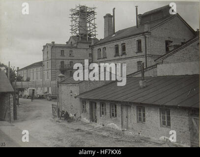 Dieses historische Stück aus den Europeana-Sammlungen zeigt die Ereignisse und Auswirkungen des Ersten Weltkriegs (1914-1918). Das Kunstwerk erfasst wichtige Aspekte des militärischen Lebens und der europäischen Geschichte während des Ersten Weltkriegs. Stockfoto
