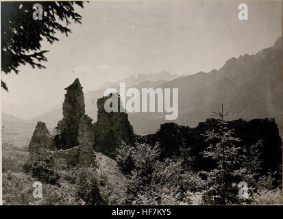 Dieses Bild zeigt die Ruine Weissenfels, eine bemerkenswerte Stätte aus dem Ersten Weltkrieg, aufgenommen am 30. Juni 1917. Das Foto, das in den Europeana Collections aufbewahrt wird, erfasst die Verwüstung der Epoche und bietet einen historischen Überblick über die Auswirkungen des Krieges auf Architektur und Landschaft. Stockfoto