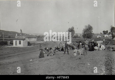 Dieses historische Foto aus dem Ersten Weltkrieg zeigt die Pirgos Kleinbahnstation, die in der Zeit von 1914-1918 aufgenommen wurde. Es ist Teil der Europeana Collections und bewahrt die historischen Momente des Krieges. Stockfoto