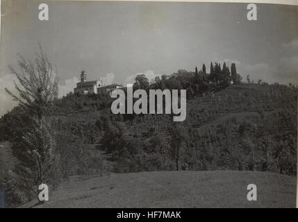 Dieses Bild aus den Europeana-Sammlungen zeigt das Gebiet um Collalbrigo während des Ersten Weltkriegs und zeigt die Kriegsbedingungen in Europa. Das Foto zeigt die Auswirkungen des Krieges auf die Region und konzentriert sich auf das militärische und zivile Leben während des Konflikts. Stockfoto