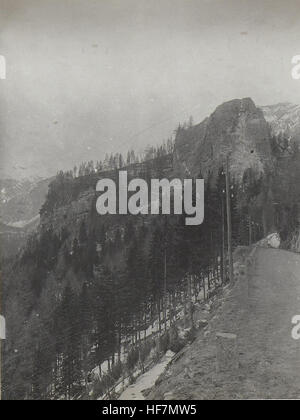 Dieses Bild zeigt italienische Positionen in Pentelstein während des Ersten Weltkriegs, die im Rahmen einer militärischen Vermessung erfasst wurden. Das Foto ist Teil einer größeren Sammlung, die die Westfront des Ersten Weltkriegs und die militärischen Strategien dokumentiert. Stockfoto