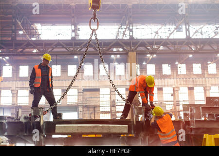 Stahlarbeiter Befestigung Kran Kette in Fabrik Stockfoto