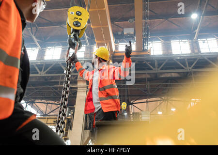 Stahlarbeiter Befestigung Kette in Fabrik Kran Stockfoto