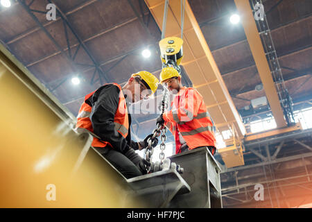 Stahlarbeiter Befestigung Stahl Kran in Fabrik Stockfoto