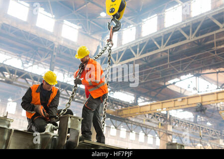 Stahlarbeiter Befestigung Kran Kette Stahl in Fabrik Stockfoto