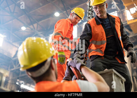 Stahlarbeiter Befestigung Kranhaken in Fabrik Stahl Stockfoto