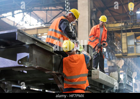 Stahlarbeiter Befestigung Kranhaken in Arbeitskraft Stahl Stockfoto