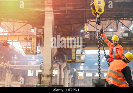 Stahlarbeiter Kran in Fabrik in Betrieb Stockfoto