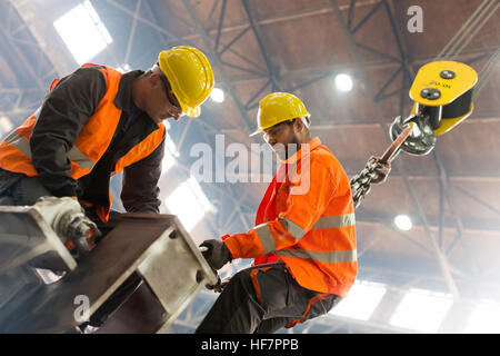 Stahlarbeiter Befestigung Kranhaken in Fabrik Stahl Stockfoto