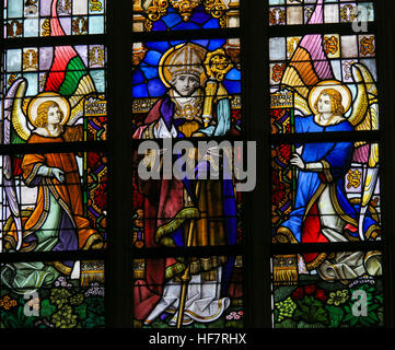 Glasmalerei-Fenster Darstellung Saint Landoald von Gent, in der Kathedrale St. Bavo in Gent, Belgien. Stockfoto