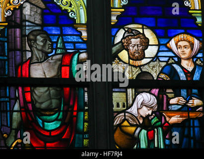 Glasmalerei von Salome mit dem Kopf von Johannes der Täufer in der Kathedrale St. Bavo in Gent, Flandern, Belgien. Stockfoto
