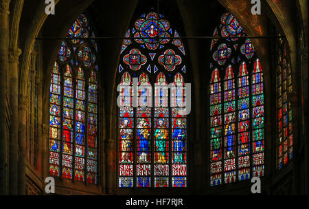 Glasmalerei-Fenster Darstellung verschiedener katholischer Heiliger in der Kathedrale St. Bavo in Gent, Flandern, Belgien. Stockfoto