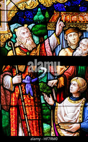 Glasmalerei-Fenster Darstellung von Moses in der Kathedrale St. Bavo in Gent, Flandern, Belgien.