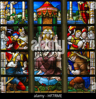 Glasmalerei-Fenster Darstellung Jesu Christi am Karfreitag in der Kathedrale St. Bavo in Gent, Flandern, Belgien. Stockfoto