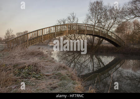 Hölzerne Footbrige über Themse an einem frostigen Winter Morgen in der Nähe von Buscot, Oxfordshire Stockfoto