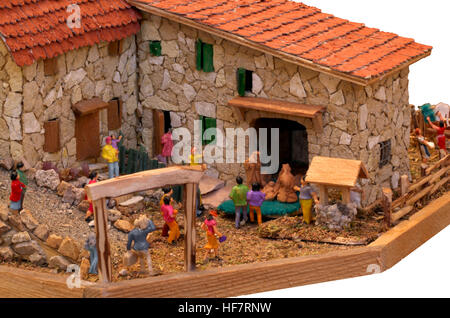 animierte Szene mit Miniatur-Charakteren in einem Dorf, die auf die Heilige Familie Stockfoto