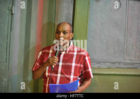 Der Kommandeur der Mission der Afrikanischen Union in Somalia (AMISOM), Generalleutnant Osman Noor Soubagleh, spricht während der Abschiedsessen für Generalmajor Mohammedesha Zeyinu, die ausgehende AMISOM stellvertretender Kommandeur der Truppe, in Mogadischu, Somalia am 30. September 2016.  / Ilyas Ahmed Stockfoto