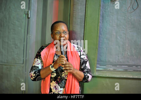 Lydia Wanyoto, der stellvertretende Leiter der Mission der Afrikanischen Union in Somalia (AMISOM), spricht bei der Farewell-Dinner für Generalmajor Mohammedesha Zeyinu, die ausgehende AMISOM stellvertretender Kommandeur der Truppe, in Mogadischu, Somalia am 30. September 2016.  / Ilyas Ahmed Stockfoto