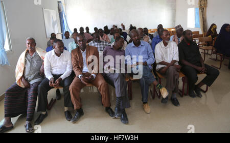 Delegierten warten Wahlrecht während des Wahlprozesses, Mitglieder des Unterhauses des Bundestages Somali in Garowe, Somalia am 23. November 2016 zu wählen. Stockfoto