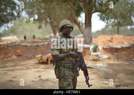 Ein ugandischer Soldat, Zugehörigkeit zu der Mission der Afrikanischen Union in Somalia, steht auf einem Polizeirevier in Afgoye, Somalia, am 25. Oktober 2016, die bombardiert letzte Woche von der Terrorgruppe Al Shabab war.  / Tobin Jones Stockfoto
