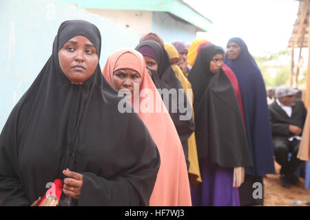 Delegierten Schlange während des Wahlprozesses, Mitglieder des Unterhauses des Bundestages Somali in Kismaayo, Somalia am 23. November 2016 zu wählen. / Barut Stockfoto