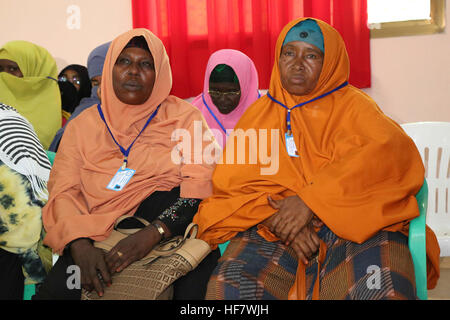 Delegierten folgen die Verfahren des Wahlprozesses, Mitglieder des Unterhauses des Bundestages Somali in Jowhar, Somalia am 23. November 2016 zu wählen. Stockfoto