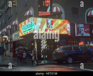 Werbung für KFC in einem Laden in New York mit einem Sortiment von Fast-Food und fast-casual Restaurants Franchise von Reise Restaurants auf Sonntag, 18. Dezember 2016. (© Richard B. Levine) Stockfoto