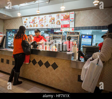 Ein KFC Franchise-Restaurant in der Food-Court der Queens Center Mall in New York am Samstag, 17. Dezember 2016 (© Richard B. Levine) Stockfoto