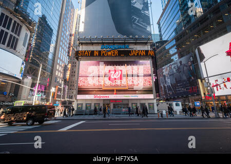 Walgreens Apotheke am One Times Square in New York ist auf Dienstag, 20. Dezember 2016 zu sehen. Walgreens Boot Allianz erhalten Zulassung für ihren Erwerb der Rite Aid Apothekenkette Kontingent auf den Verkauf von 865 speichert Rite Aid. Der Apothekenkette Fred werden die Läden für $ 950 Millionen kaufen. Der Kauf katapultiert Freds, die 650 Discounter vor allem im Südosten mit 80 % mit Apotheken, in eines der größten Apothekenketten in dem Land arbeitet. (© Richard B. Levine) Stockfoto