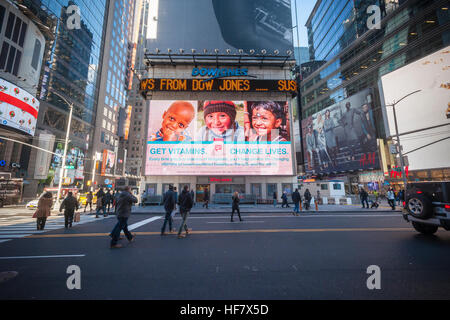 Walgreens Apotheke am One Times Square in New York ist auf Dienstag, 20. Dezember 2016 zu sehen. Walgreens Boot Allianz erhalten Zulassung für ihren Erwerb der Rite Aid Apothekenkette Kontingent auf den Verkauf von 865 speichert Rite Aid. Der Apothekenkette Fred werden die Läden für $ 950 Millionen kaufen. Der Kauf katapultiert Freds, die 650 Discounter vor allem im Südosten mit 80 % mit Apotheken, in eines der größten Apothekenketten in dem Land arbeitet. (© Richard B. Levine) Stockfoto