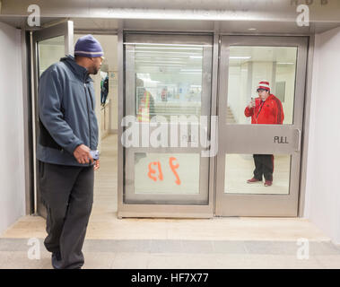 Pendler und andere Reisende durchqueren das neu eröffnete World Trade Center verbinden Durchgang in New York auf Montag, 19. Dezember 2016. Die Passage verbindet die Chambers Street u-Bahnstation mit dem WTC Oculus und weiter auf dem Weg-Station ist ein Überbleibsel aus der ursprünglichen World Trade Centers, zerstört bei dem Terroranschlag am 11. September 2001. Die Rampe und den Travertin Bodenbelag sind original sowie eine Festschrift Tür mit der Aufschrift "MATF1 9-13' zeigt das Gebiet von Massachusetts Task Force 1 Urban Search and Rescue Team am 13. September wurde durchsucht. (© Richard B. Levine Stockfoto